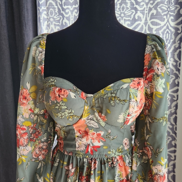 Elegant Floral Long Sleeve Dress - Picture 2 of 6